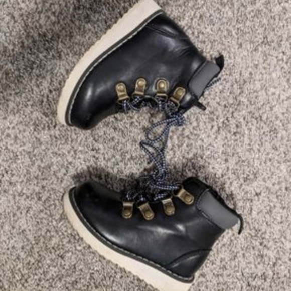 Gap Toddler Hiking Boots - Picture 3 of 3